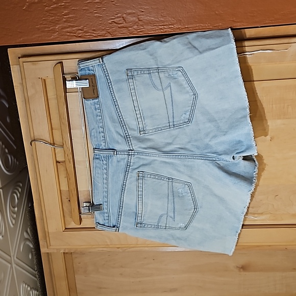 American Eagle Distressed Blue Cut Off Denim Jean Crochet Mom Shorts - Picture 2 of 4